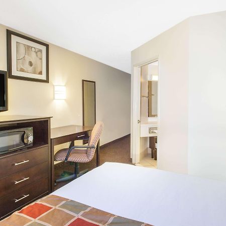Travelodge By Wyndham Romulus Detroit Airport Exterior foto